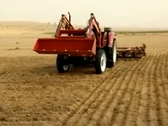 Tracteur agricole QLN travaillant en Arabie Saoudite